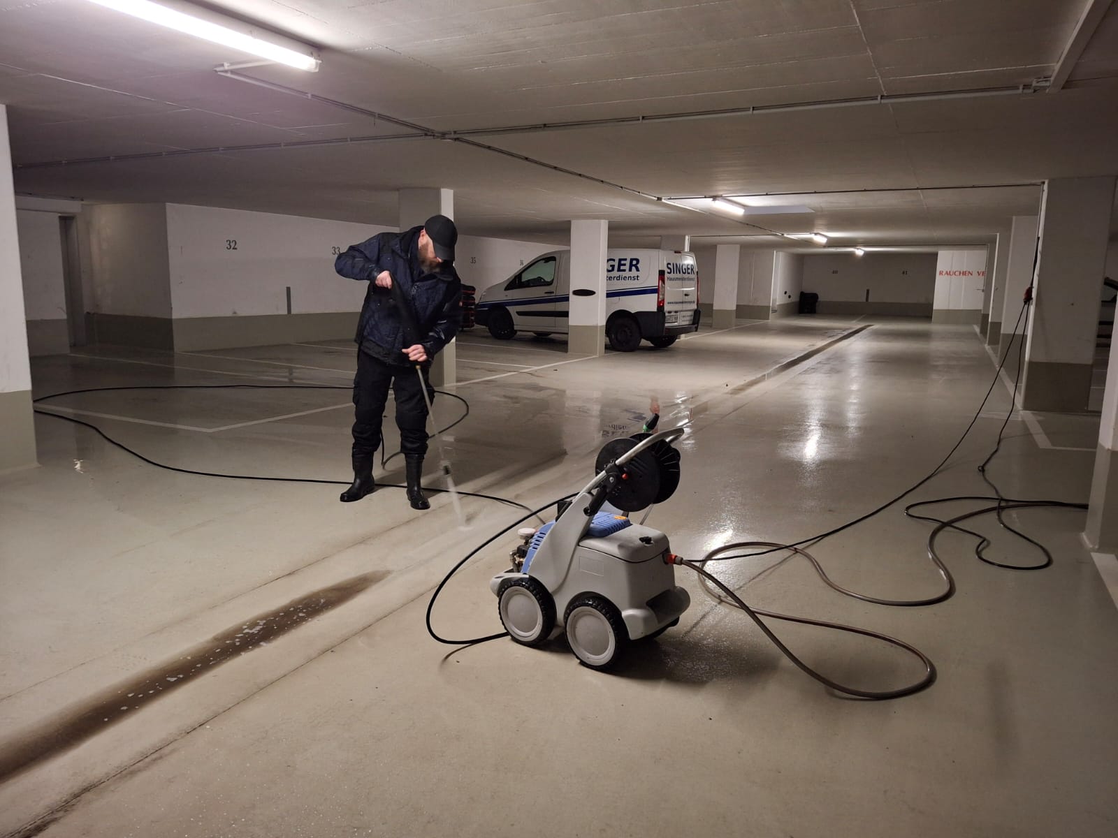 Tiefgaragenreinigung mit Hochdruckreinigung an Fahrwegen und Stellplätzen