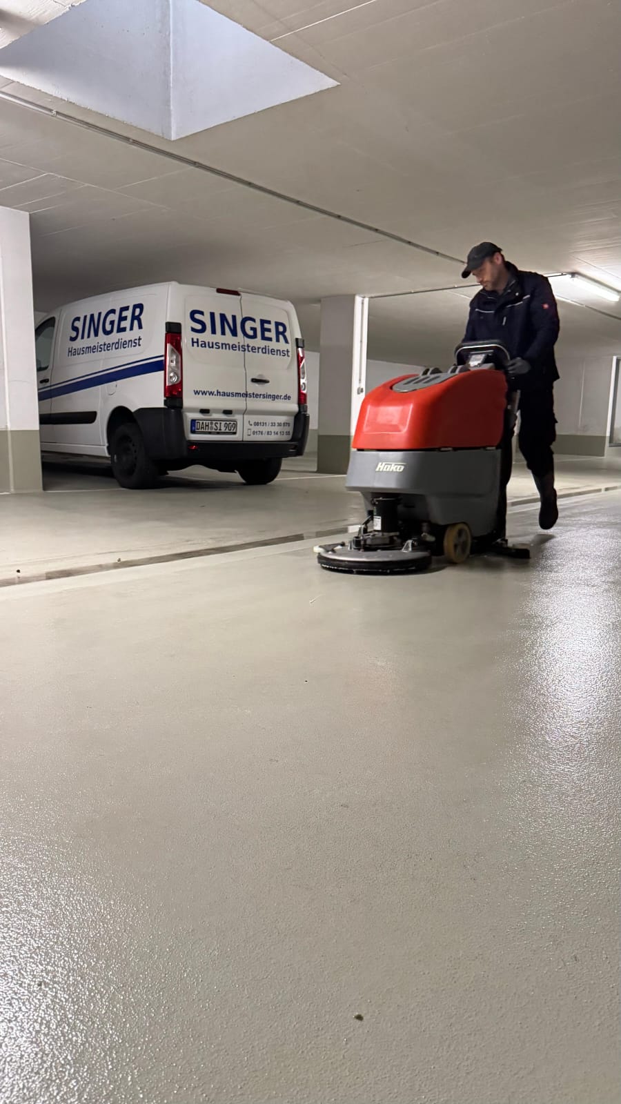 Maschinelle Tiefgaragenreinigung mit Scheuersaugmaschine